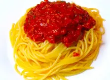 Reichhaltige sonnengetrocknete Tomaten-Walnuss-Bolognese, eine herzhafte pflanzliche Variante der klassischen Pastasauce.